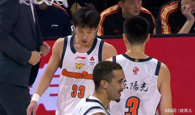 杜锋粤BA再现“20分算个屁”名场面!球迷:杜导这赛季吃了好多屁