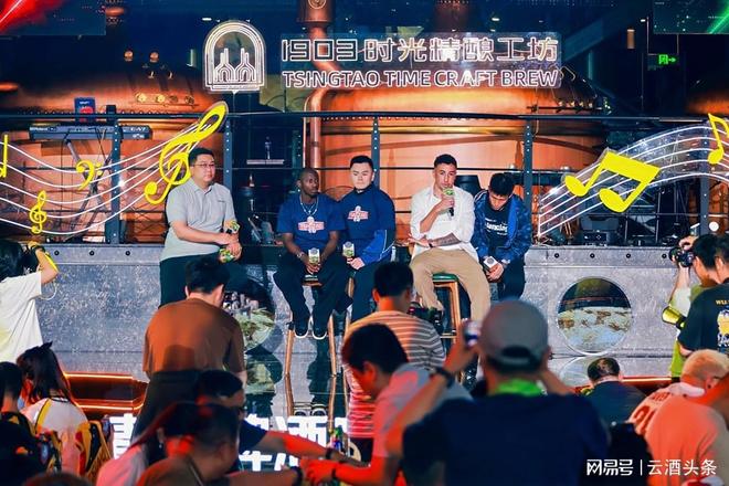 “飞机到了,机场下班了?”深夜抵达敦煌,出口大门紧锁,旅客懵了