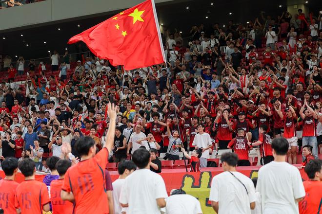 何晴去世9月，许亚军一家拍全家福继母关心，许何的表情说明问题