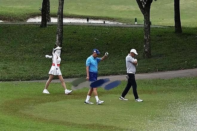 陈冠希在英国坐地铁，穿1w4牛仔衣配千元凉鞋，不看脸又潮又帅