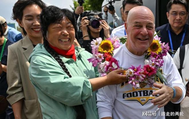 沃齐尼亚神奇一战!8神扑创纪录,4扑梅西必进球,与梅西握手