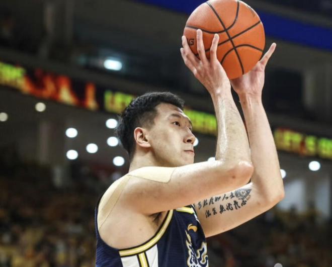 NBA夏联：郭昊文首秀9分钟4+3+4犯规 国王11分逆转勇士蓝队