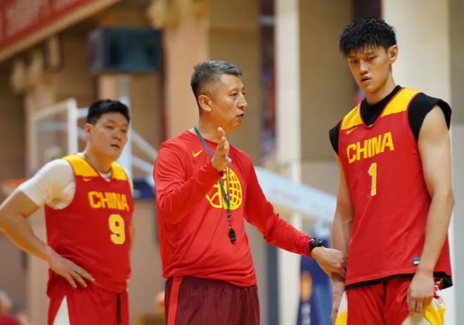 许家印判了无期,他哥许家钦提前一年就卖房跑路了,但还是没跑掉