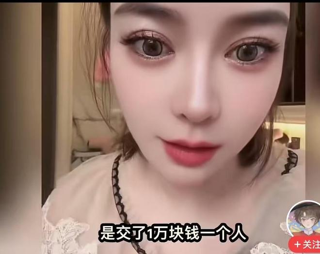 太萌了吧！王虹一张早年巴黎综合理工学院晚宴旧照被扒，身着法式军校礼服，与男同学合影留念